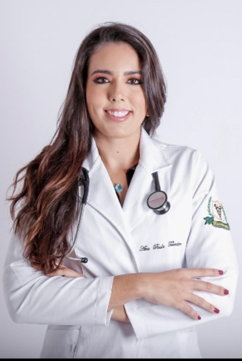 Profissional de saúde conversando com paciente em ambiente claro e acolhedor